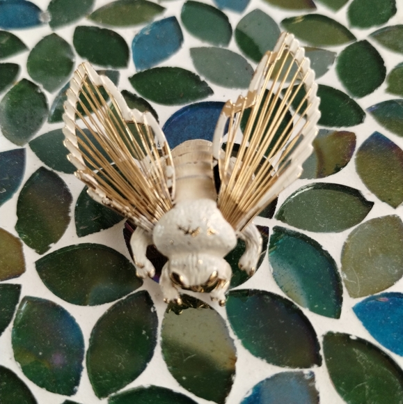 Vintage Monet Bumble Bee/Insect Brooch - Picture 6 of 15